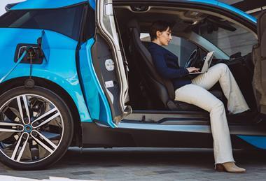 Business woman on laptop charging (2)