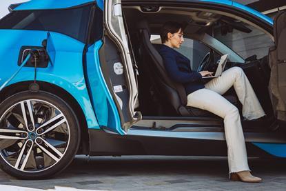 Business woman on laptop charging (1)