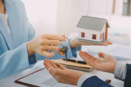 estate-agent-shutterstock_2468075989