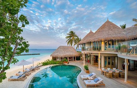 Maldives resorts offers luxury beaches for employees working remotely