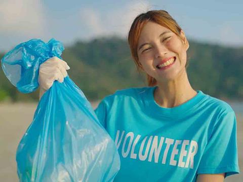 woman volunteering